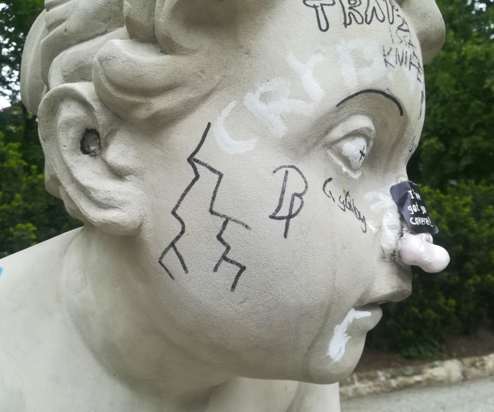 Nastolatka zniszczyła rzeźbę młotkiem