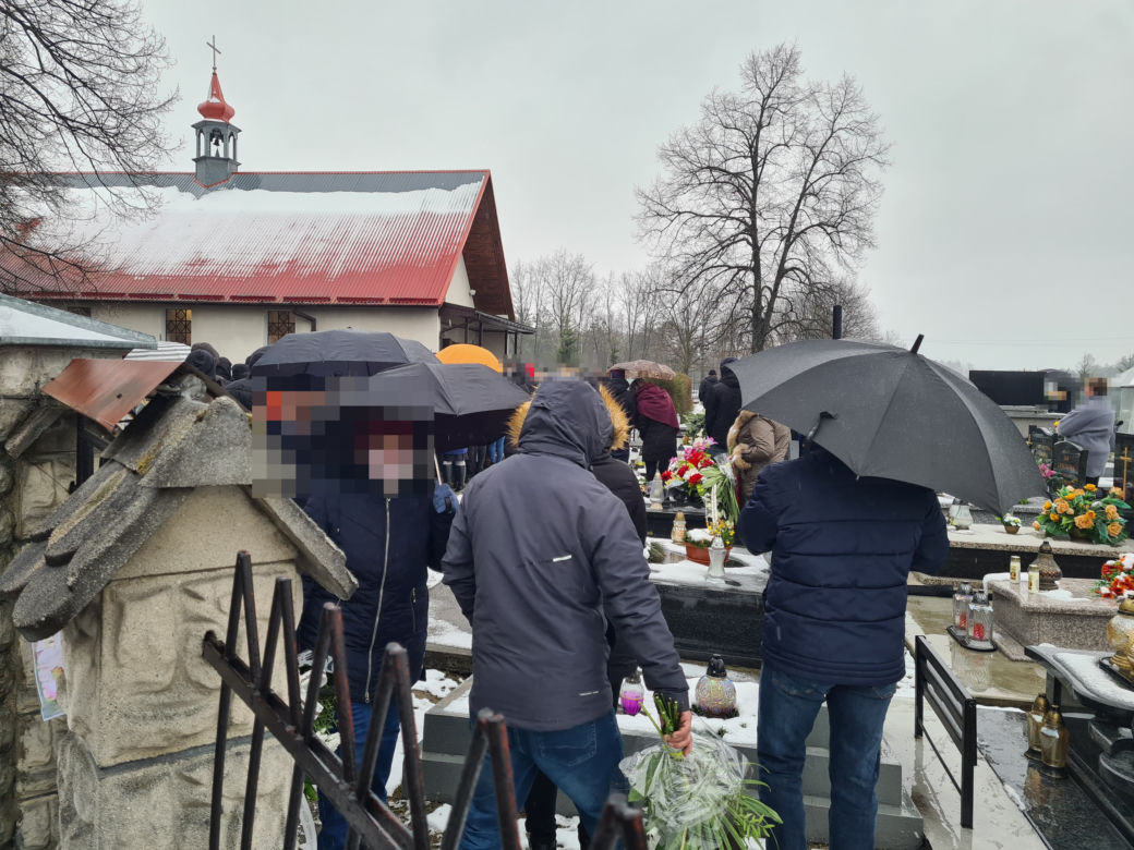  Dąbrówki: pogrzeb 17-letniej Pauliny. Rodzice pożegnali córkę, tuląc trumnę [ZDJĘCIA]