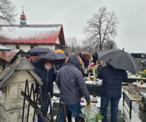  Dąbrówki: pogrzeb 17-letniej Pauliny. Rodzice pożegnali córkę, tuląc trumnę [ZDJĘCIA]