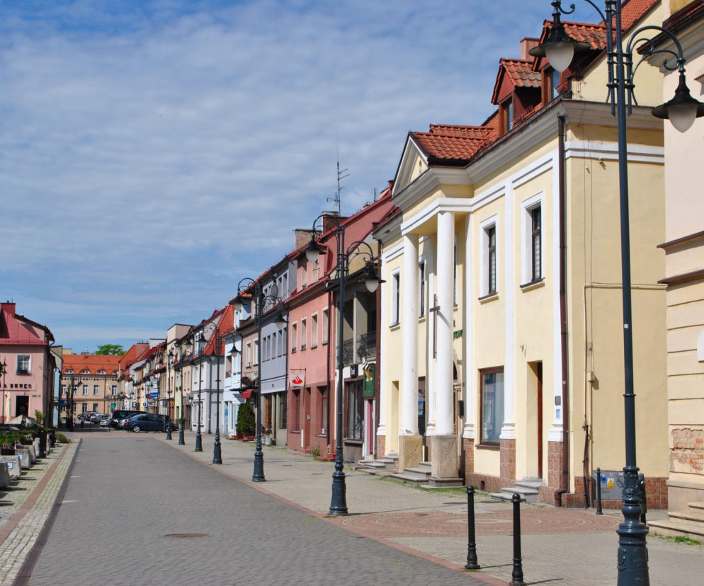 Zabytkowe kamienice przy rynku w Żorach pod błękitnym niebem. O historii tego śląskiego miasta przeczytasz na Eska Śląskie.