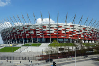 Stadion Narodowy powstały w miejsce Stadionu Dziesięciolecia stał się areną wielkich wydarzeń sportowych i muzycznych, choć miłośnicy muzyki zarzucają mu kiepską akustykę
