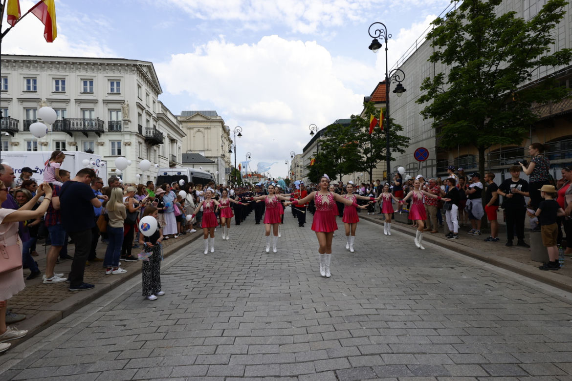 Święto Warszawy 2022. Krakowskim Przedmieściem przejechała Parada Syren 