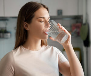 Czysta woda prosto z kranu? Ten kuchenny patent podbija domy