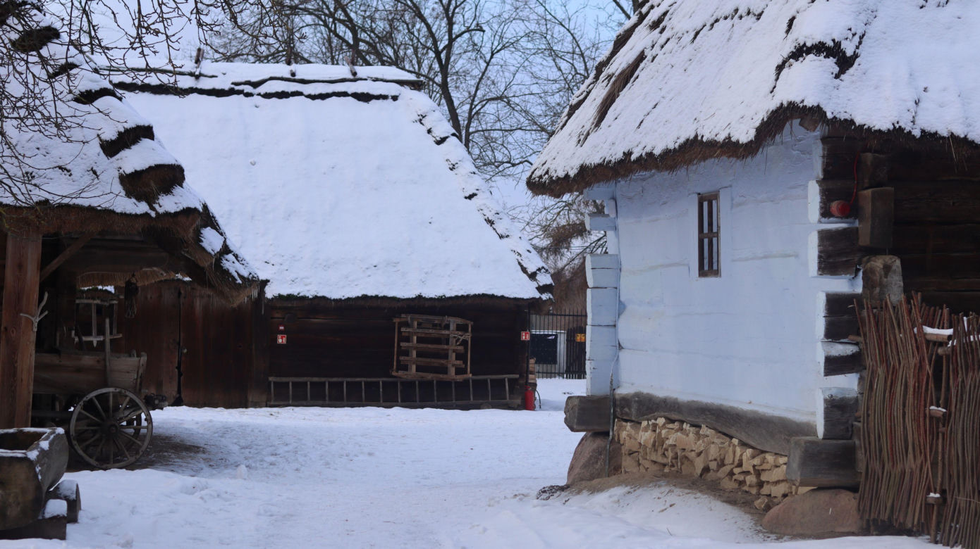 Cicho i wszędzie biało. Tak prezentuje się skansen w Lublinie w zimowej odsłonie! [GALERIA]