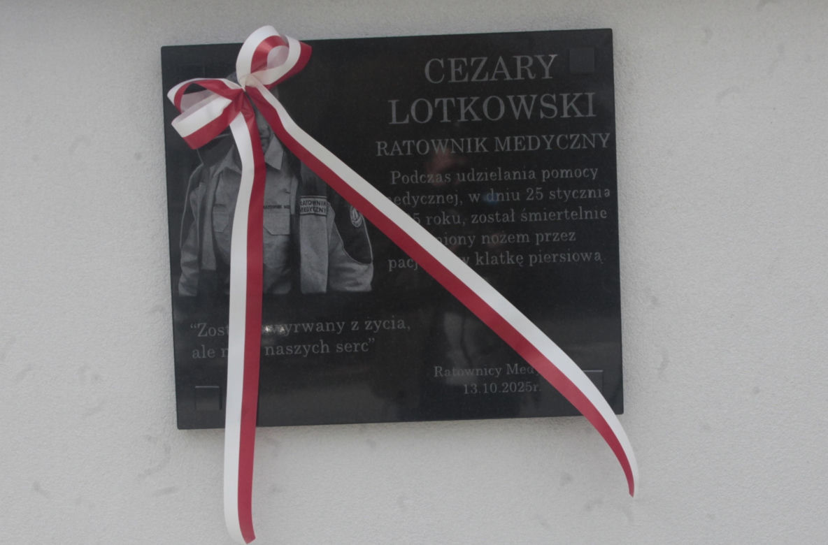 Biała Podlaska. Odsłonięcie tablicy poświęconej ratownikowi medycznemu. 64-latek został śmiertelnie dźgnięty nożem na służbie [ZDJĘCIA]