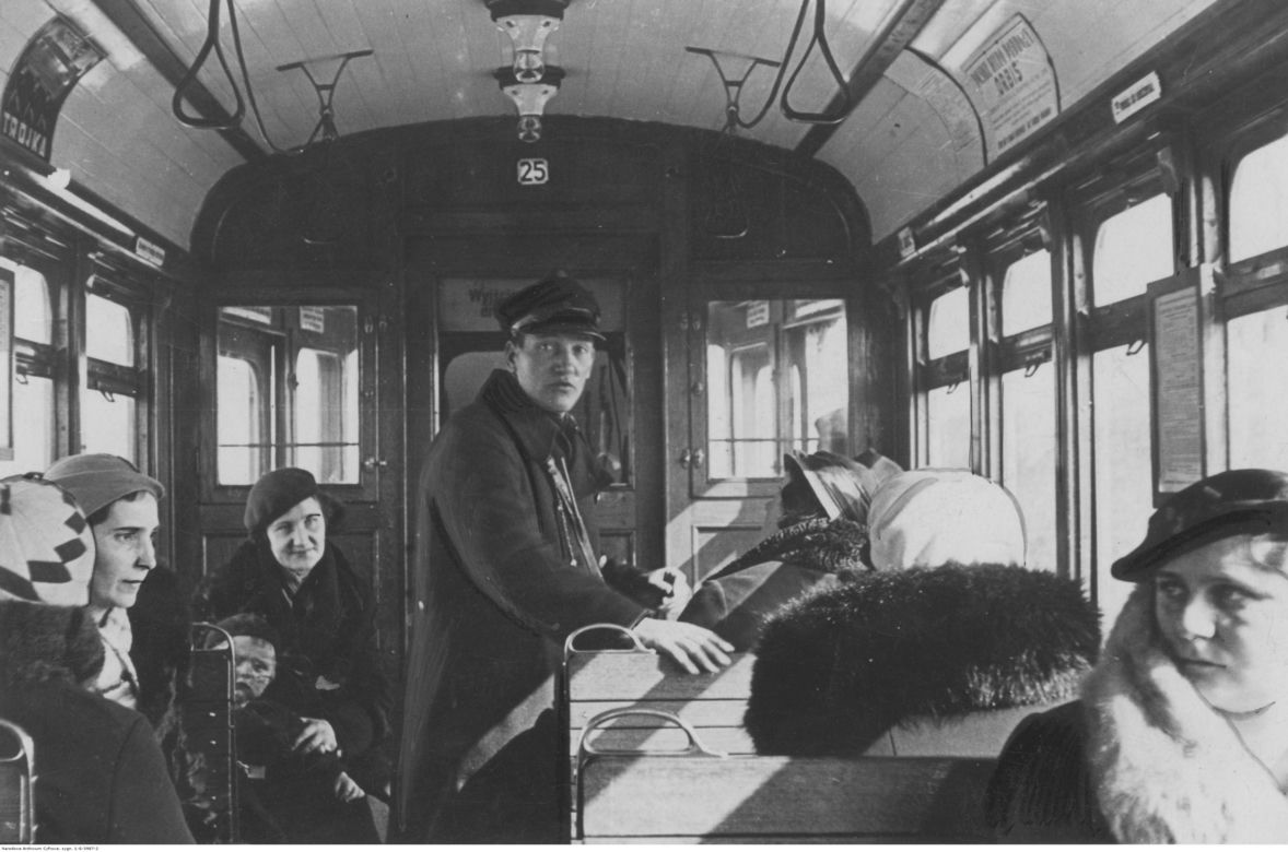 Wnętrze tramwaju linii 5 z pasażerami kursującego na Jakubskie Przedmieście.