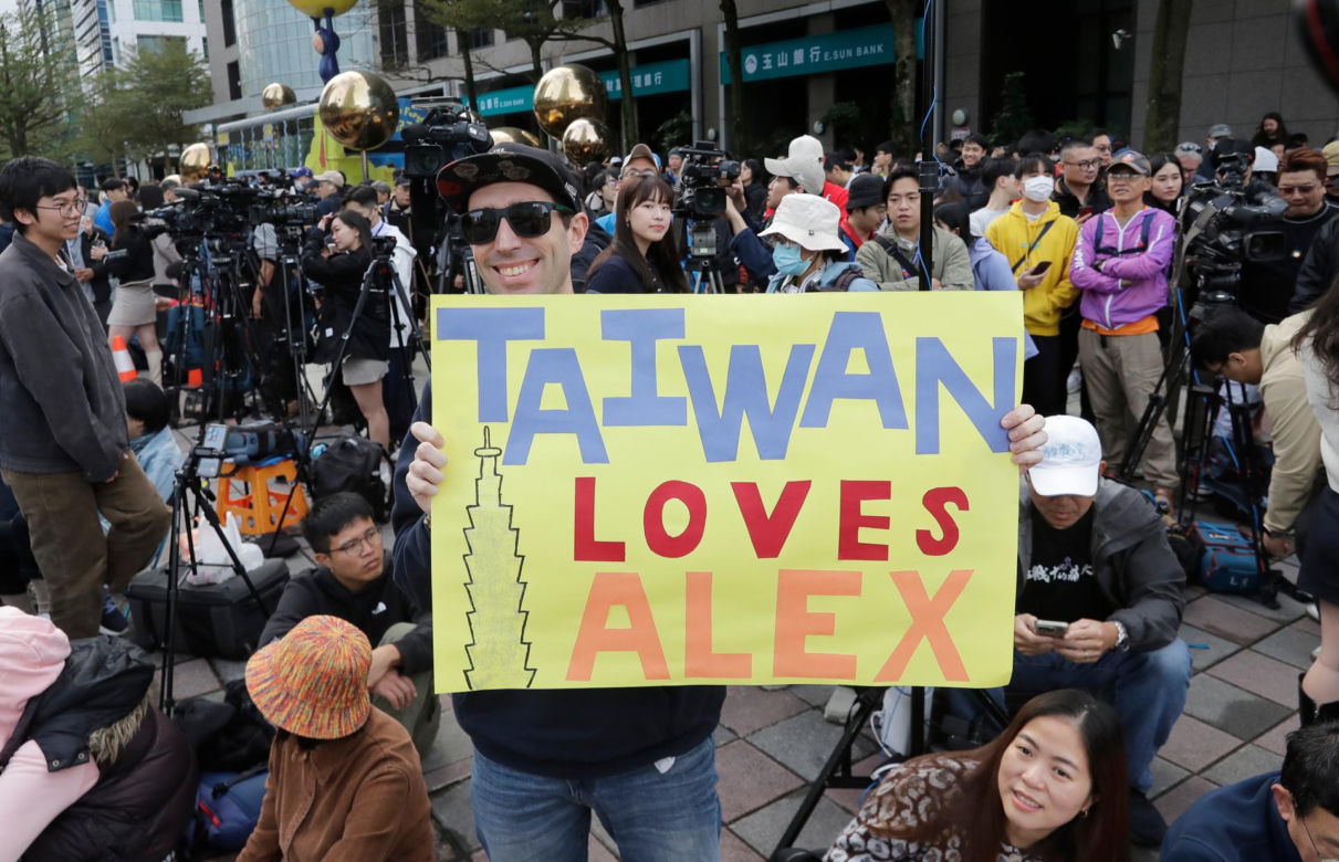 Alex Honnold wspiął się na wieżowiec Taipei 101