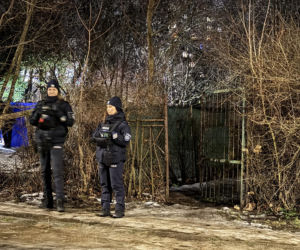 Kryminalni i technicy w białych kombinezonach na Mokotowie. Co się stalo?