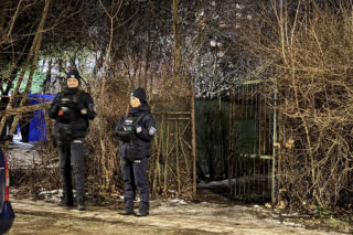 Kryminalni i technicy w białych kombinezonach na Mokotowie. Co się stalo?