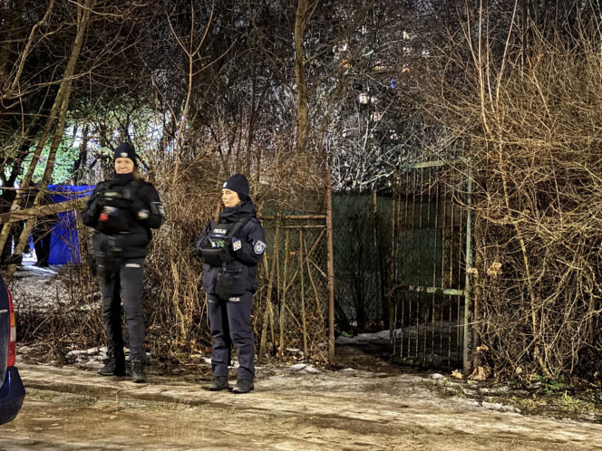 Kryminalni i technicy w białych kombinezonach na Mokotowie. Co się stalo?