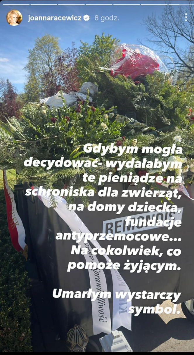 Gorzkie słowa Joanny Racewicz. Pokazała wieńce od Nawrockiego i Tuska na śmietniku