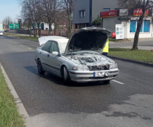Policjanci z mazowieckiej drogówki uratowali mężczyznę z palącego się auta