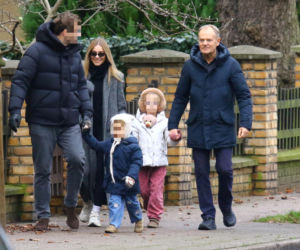 Donald Tusk z zięciem dźwigają gigantyczną choinkę. A za nimi drepcze Kasia z drugą. Wnusie premiera jak księżniczki