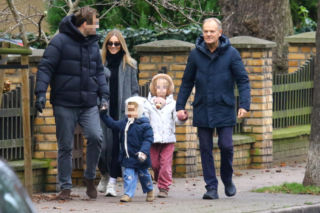 Donald Tusk z zięciem dźwigają gigantyczną choinkę. A za nimi drepcze Kasia z drugą. Wnusie premiera jak księżniczki