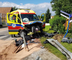 Brzesko. Wypadek karetki wiozącej pacjenta zakażonego koronawirusem