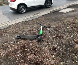 Hulajnogi zostawiane byle gdzie są ogromnym problemem dla niewidomych!