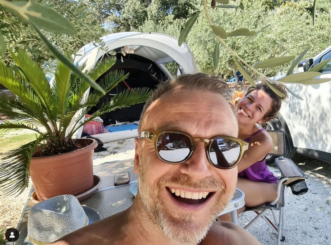 Krystian Wieczorek i jego żona Maria na wakacjach na kempingu