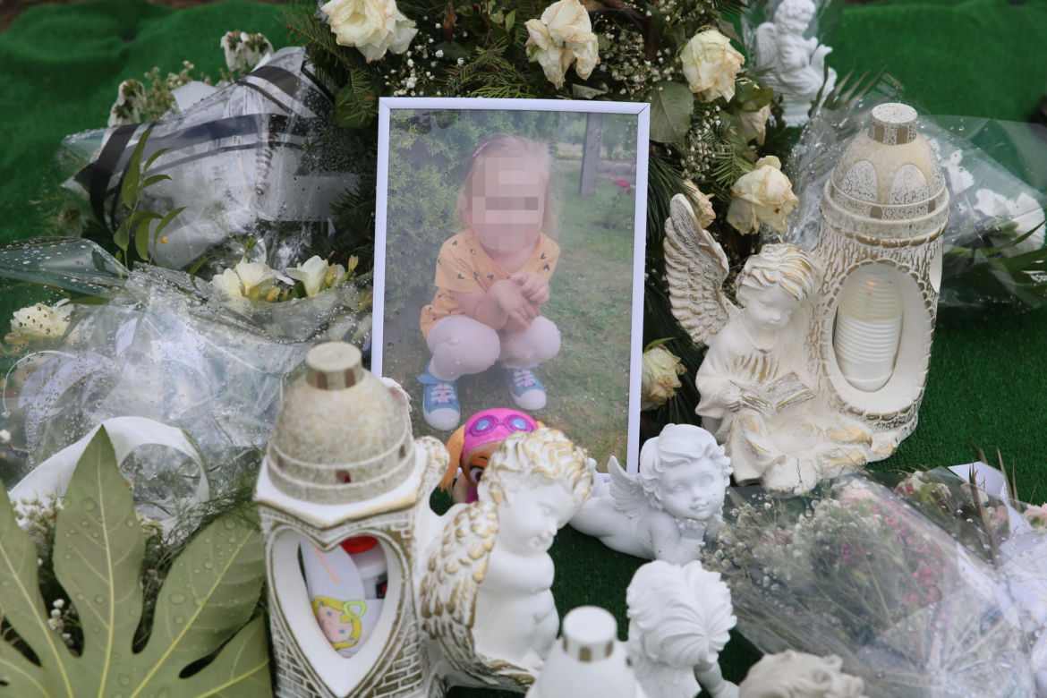 3,5-letnia Zuzia zginęła przez trutkę na szczury. Morze kwiatów na jej maleńkim grobie