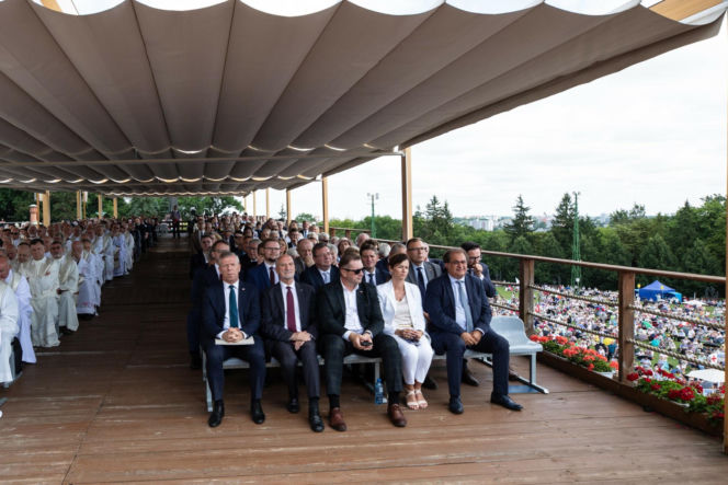 Przemysław Czarnek był królem parkietu we włoskim hotelu. Tam poznał piękną małżonkę [ZDJĘCIA]