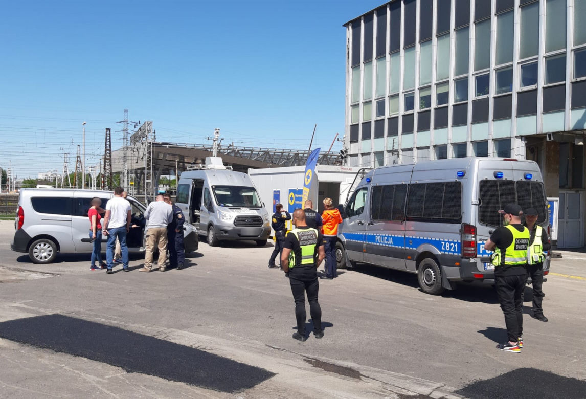 Ewakuowano pasażerów Dworca Zachodniego. Pijany wariat krzyczał, że miał bombę! 