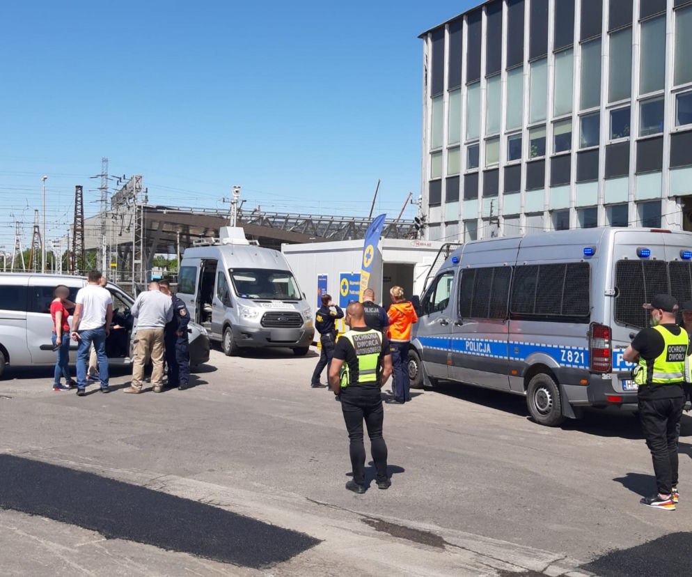 Ewakuowano pasażerów Dworca Zachodniego. Pijany wariat krzyczał, że miał bombę! 