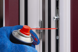 Regulacja okien na zawiasach. Jak wyregulować okna, by zatrzymać ciepło w domu i obniżyć rachunki – krok po kroku