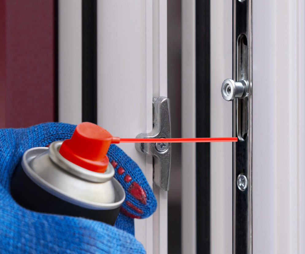 Jak wyregulować okna na zawiasach, by zatrzymać ciepło i obniżyć rachunki