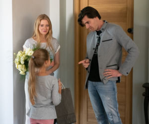 Na Wspólnej odc. 2805. Elżbieta (Paulina Chapko), Adam (Karol Puciaty), Julka (Maja Oświecińska)