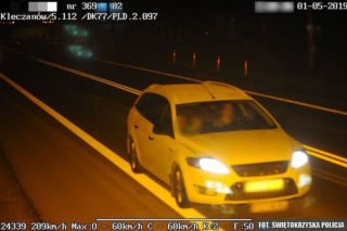 Szalony kierowca Forda surowo ukarany! W terenie zabudowanym gnał ponad 200 km/h!