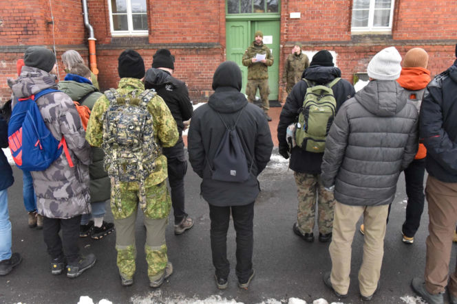 W Toruniu na siarczystym mrozie szkolą się cywile