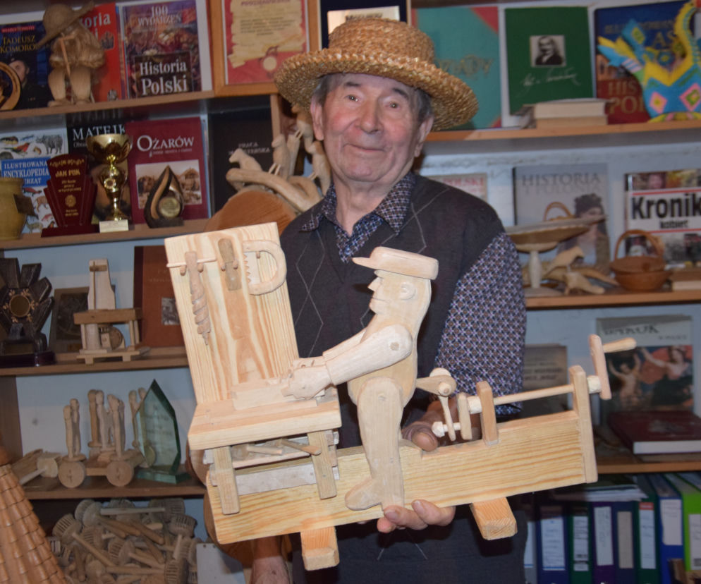  Trześń. Piękne zabawki z drewna struga Pan Jan Puk