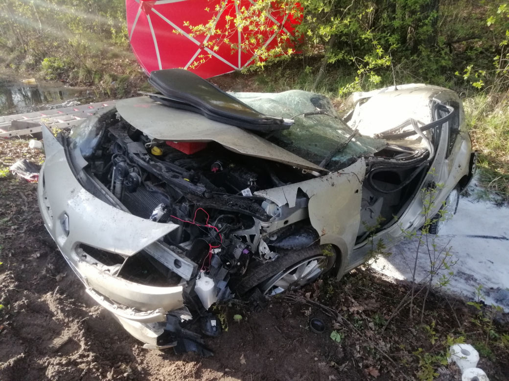 Nie żyją dwie osoby! Ich renault ROZTRZASKAŁO się o drzewo na DK 62 pod Wyszkowem [ZDJĘCIA]