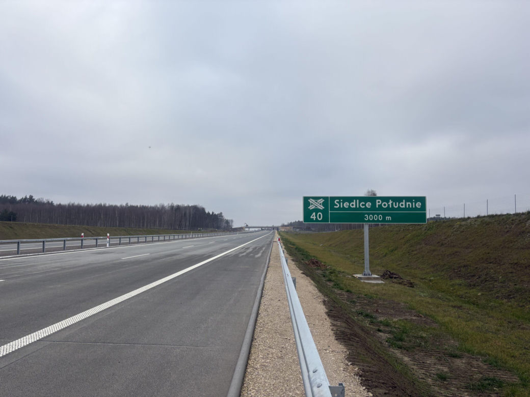 Na autostradzie A2 na wschód od Warszawy prace idą pełną parą, zarówno w dzień, jak i po zmroku