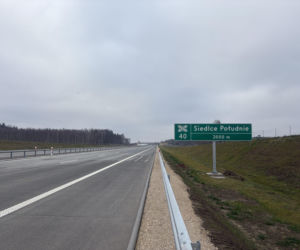 Na autostradzie A2 na wschód od Warszawy prace idą pełną parą, zarówno w dzień, jak i po zmroku