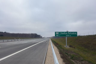 Na autostradzie A2 na wschód od Warszawy prace idą pełną parą, zarówno w dzień, jak i po zmroku