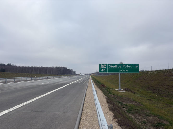 Na autostradzie A2 na wschód od Warszawy prace idą pełną parą, zarówno w dzień, jak i po zmroku