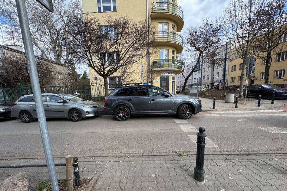 Tomasz Karolak parkuje jak król na włościach