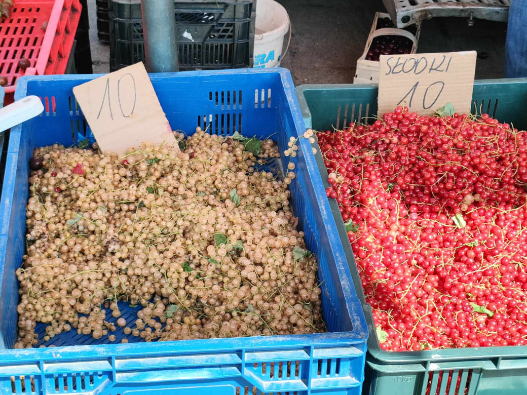 Cena czereśni i truskawek na łódzkich targowiskach. Zobacz, ile kosztują owoce w Łodzi