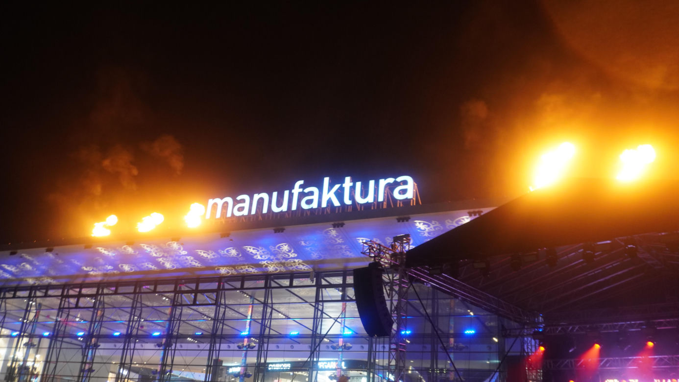 WOŚP 2025. Światełko do Nieba w Manufakturze. Mimo deszczu pod sceną zebrały się tłumy