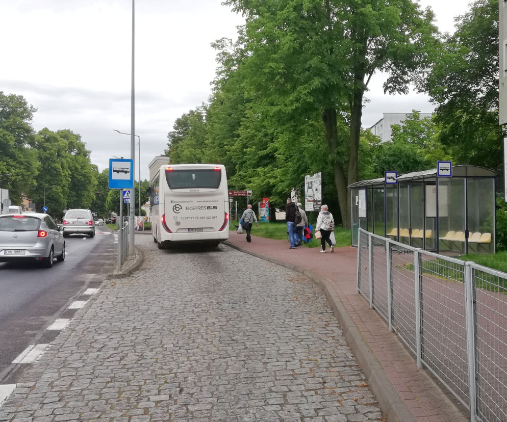 Takie obrazki wkrótce znikną z centrum Trzebnicy. Gmina chce zostawić przystanki tylko dla wysiadających