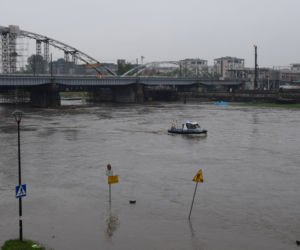 Nowy most kolejowy w Krakowie zagrożony? Służby walczą o uratowanie konstrukcji