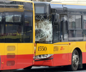 Zderzenie autobusów w Warszawie. Pękły szyby, jedna osoba w szpitalu
