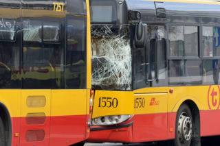 Zderzenie autobusów w Warszawie. Pękły szyby, jedna osoba w szpitalu