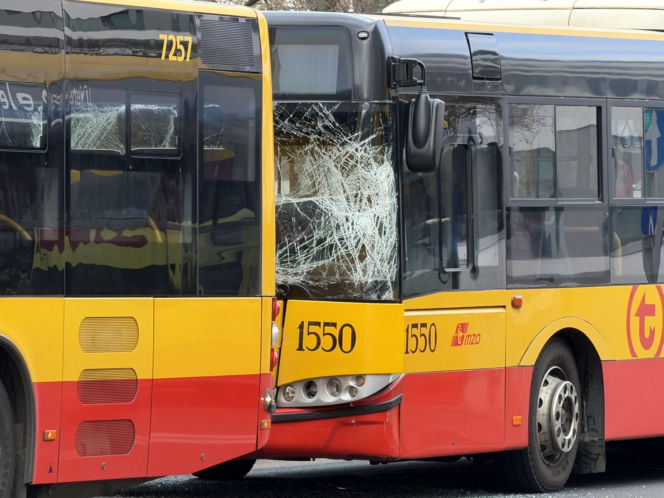Zderzenie autobusów w Warszawie. Pękły szyby, jedna osoba w szpitalu