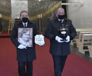 Mariusz Czajka nad grobem matki. Relacja z pogrzebu