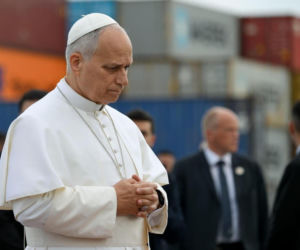 Leon XIV modlił się w miejscu eksplozji w porcie Bejrutu