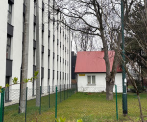 Przy małym wiejskim domku wyrósł wielki akademik. Obok – głośne rondo