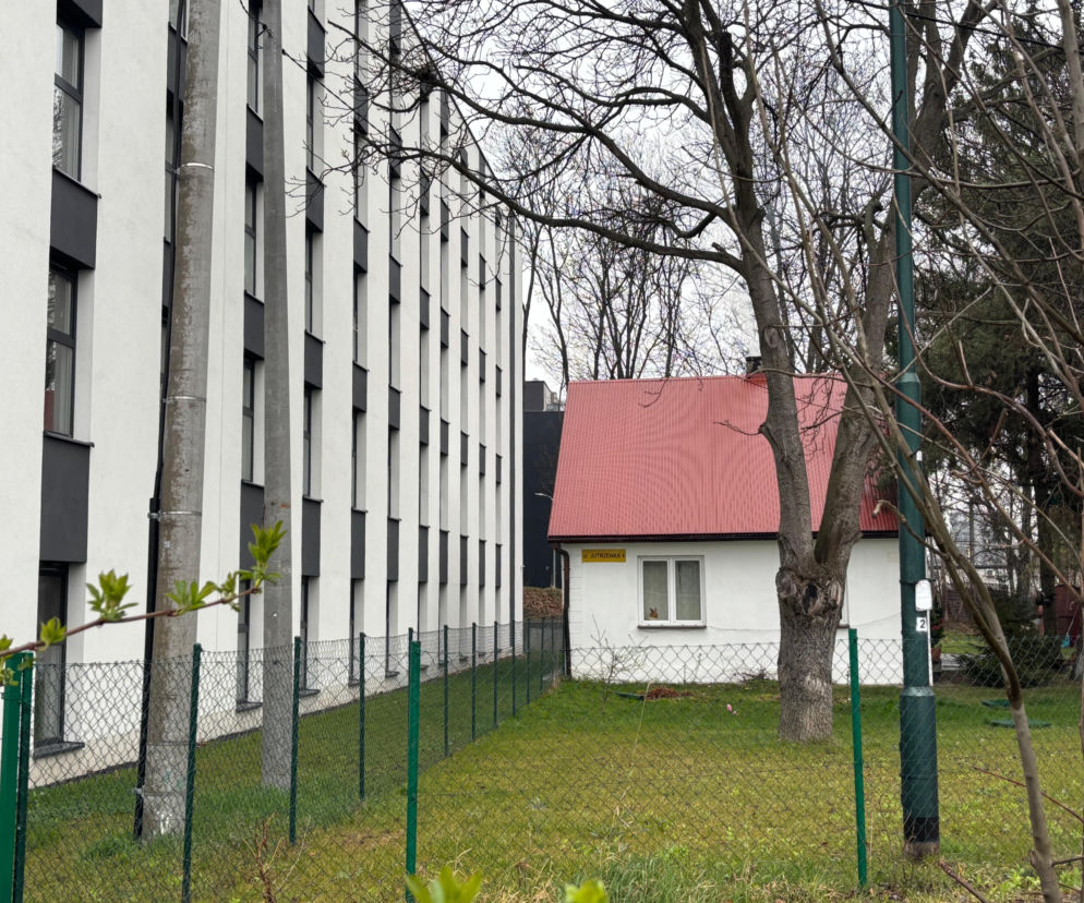 Przy małym wiejskim domku wyrósł wielki akademik. Obok – głośne rondo