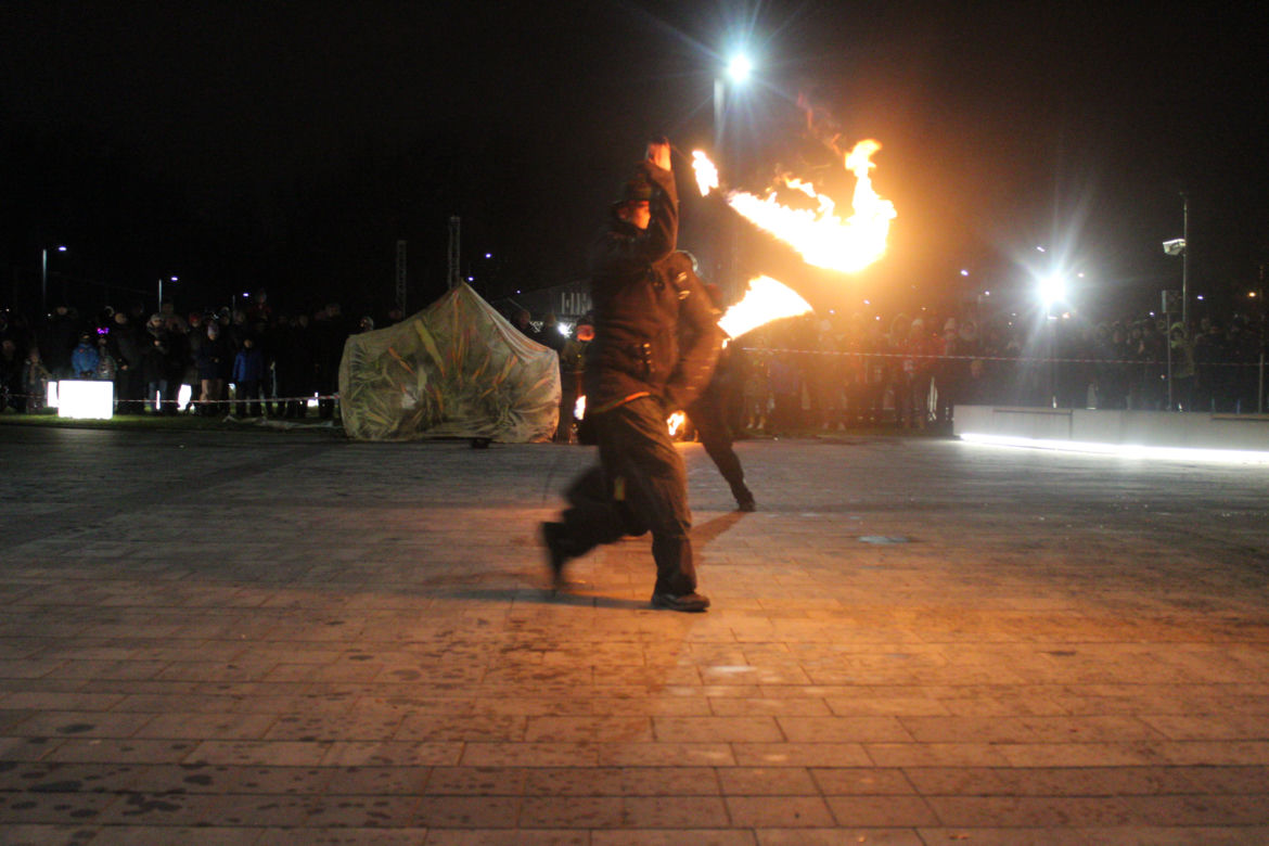 WOŚP 2023 w Krakowie: Fire Show w Nowej Hucie w wykonaniu grupy Spontan Fire