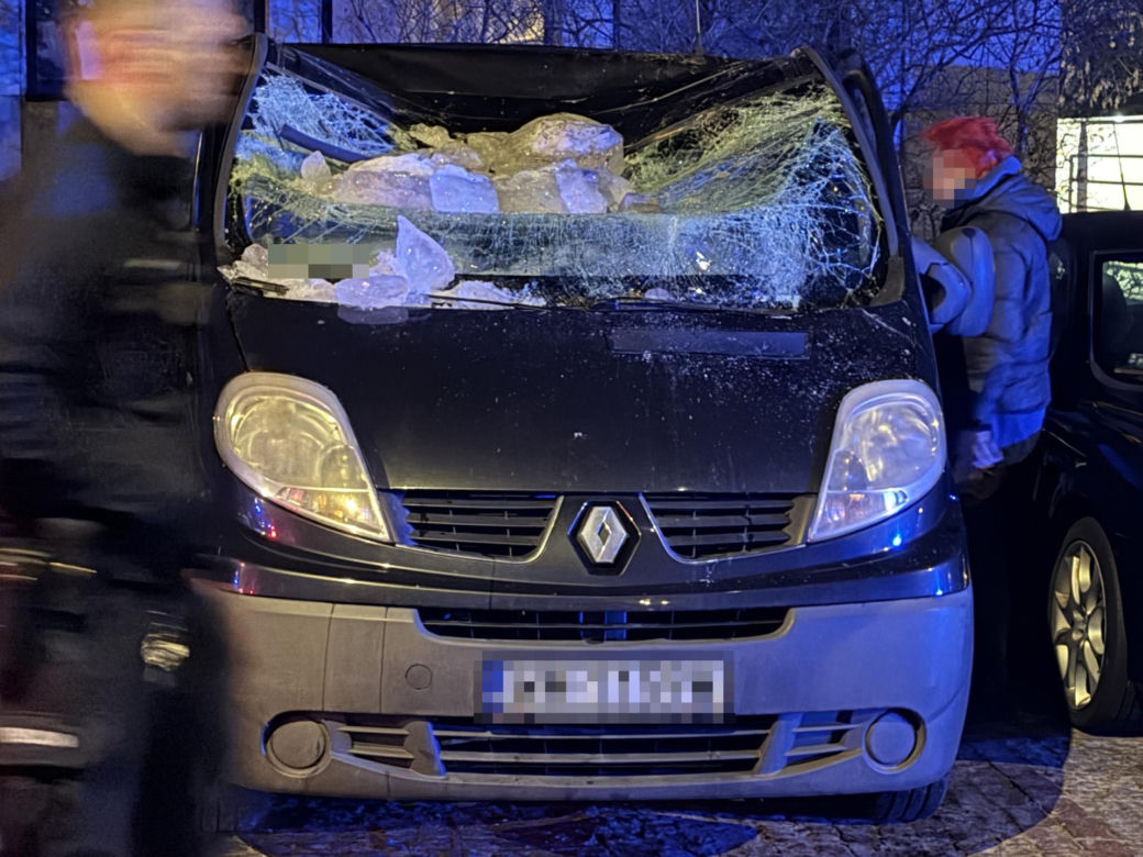 Warszawa. Bryła lodu rozstrzaskała szybę busa